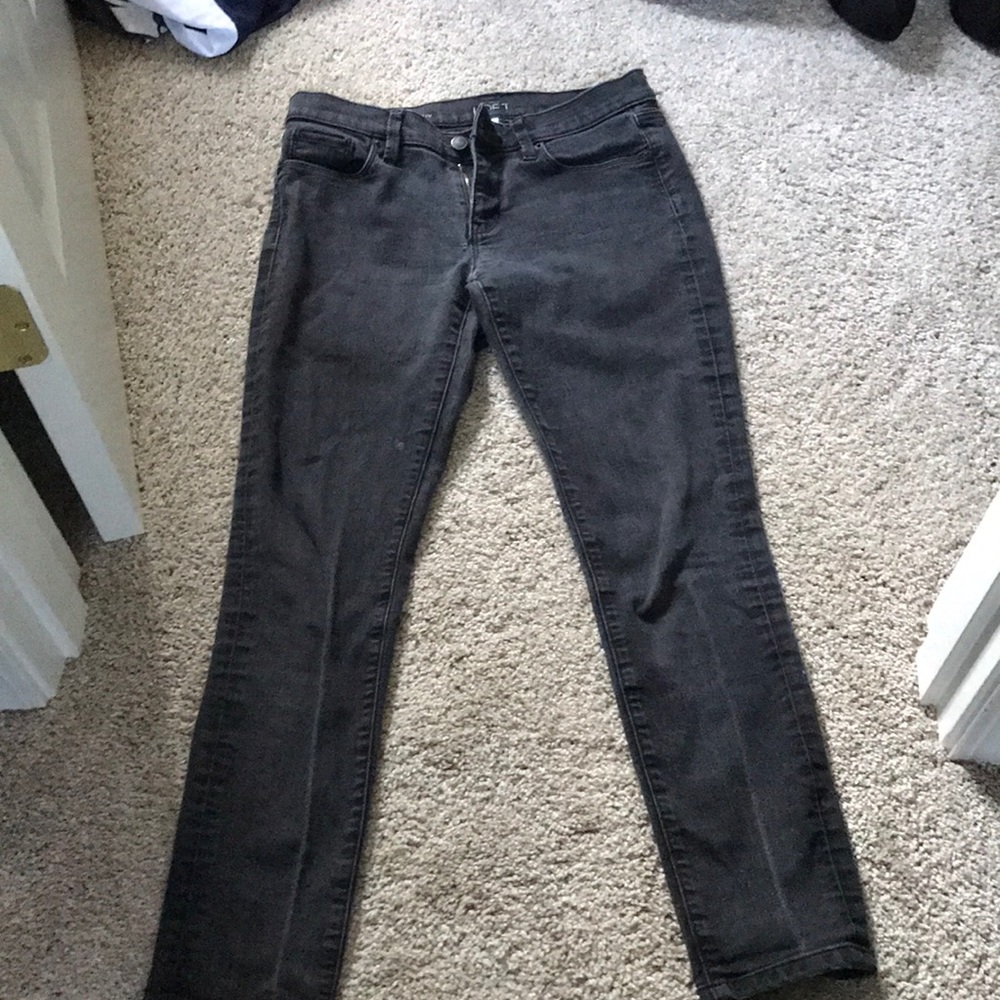 Black cropped jeans!